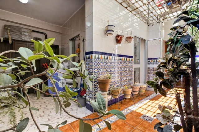 Amplia vivienda en planta baja con gran potencial, ideal par - foto 2