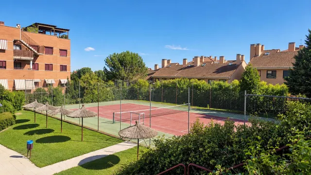 ¡en venta! piso con terraza acristalada, plaza de garaje y trastero en Boadilla del Monte — 30
