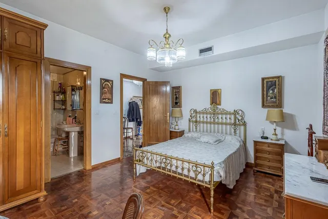 Pisazo en paseo del salón - Granada — 17