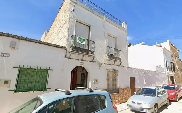Se vende terreno + casa OKUPADA en Calle Sin dirección 19 de - foto 2