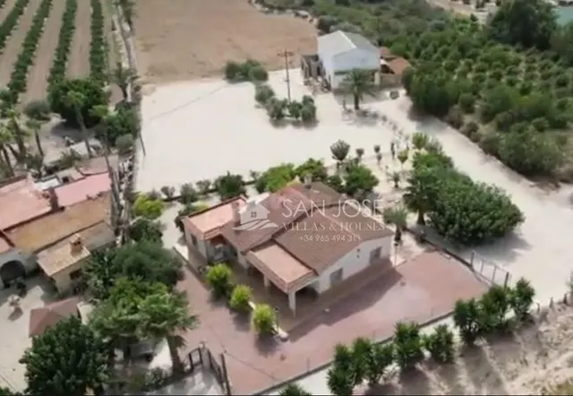 SE VENDE CASA DE CAMPO CON NAVE EN PARCELA DE 10000 M EN CRE