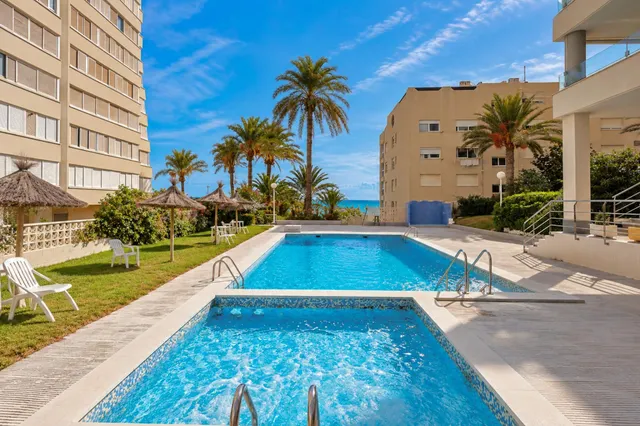 Vistas abiertas al mar y gran terraza en Cabo de las Huertas · 3 dormitorios y 2 baños — 48
