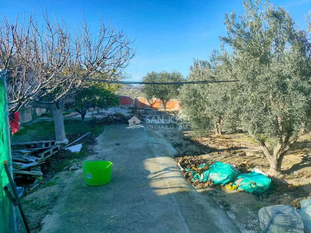 SE VENDE CHALET CON PISCINA EN MUY BUEN ESTADO EN ASPE ZONA DE UCHEL — 23
