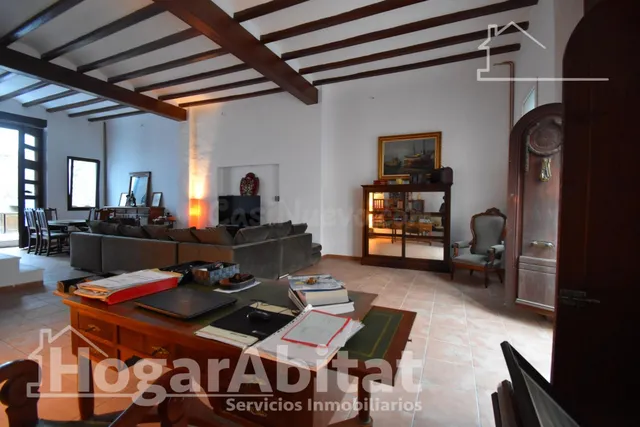 REFORMADO Y AMPLIO CON TECHOS ALTOS, PISCINA Y MUCHO ESTILO ¡TE ENCANTARÁ! — 2