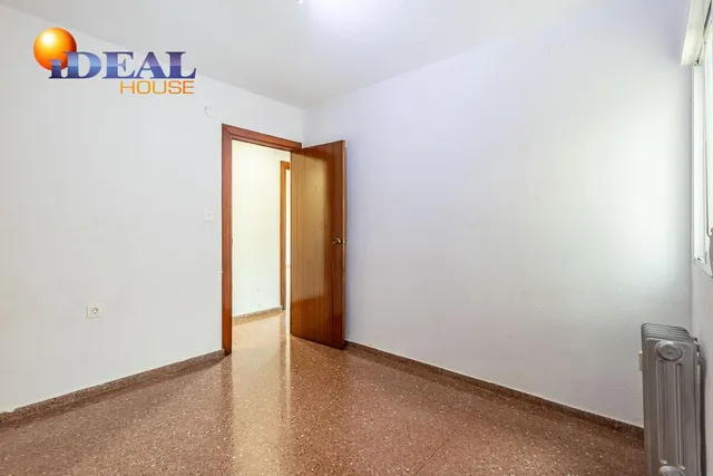 Piso con plaza de garaje cerrada junto a La Inmaculada, frente al río Genil. — 17