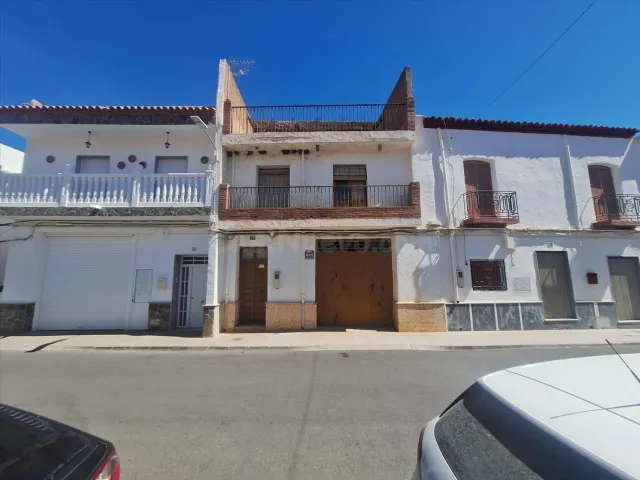Amplio Adosado en el Corazón de Fiñana - Una Oportunidad Úni