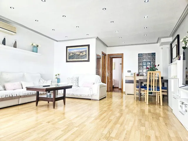 Casa cómoda de 6 dormitorios con piscinas comunitarias y pis - foto 4