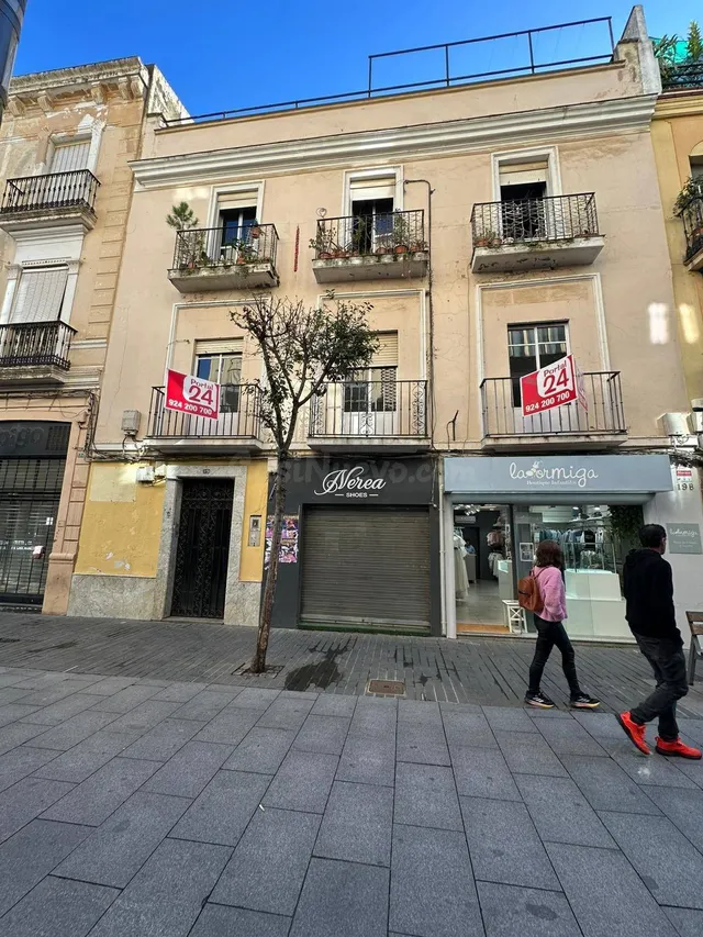 EDIFICIO EN VENTA EN LA CALLE MENACHO BADAJOZ. Rebajado en 1