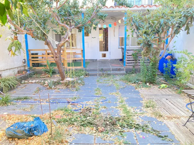 CASA PLANTA BAJA CON 2 VECINOS CON JARDÍN — 23