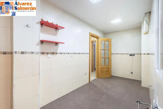 Piso con garaje, trastero y excelente ubicación en Huétor Vega — 5