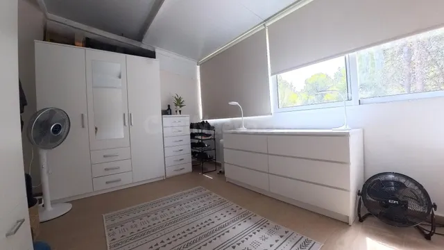Adosado reformado de tres habitaciónes más apartamento con parking y piscina comunitaria. — 26
