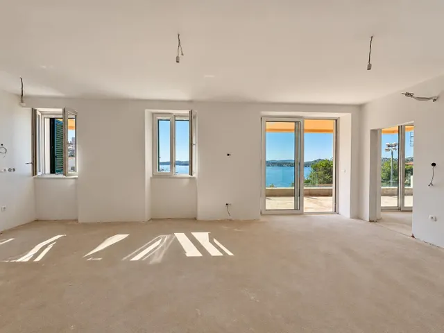 Residencia contemporánea con vistas al mar y al casco histórico de Sibenik, Croacia — 7