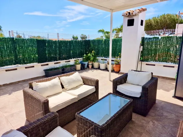 ¡Chalet Adosado en Estepona con Terraza en Azotea y Potencia - foto 3