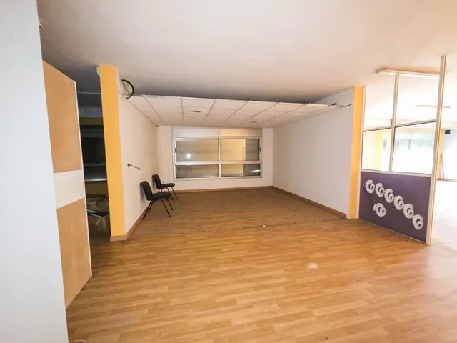 Edificio de tres plantas en alquiler en Barberá del Vallés — 11