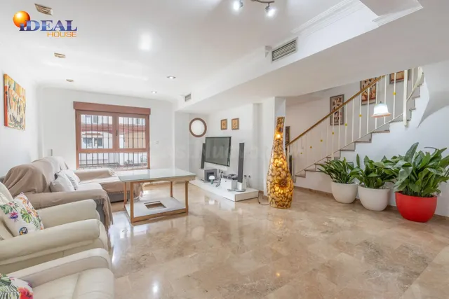 ADOSADA CON 4 DORMITORIOS, AMPLIAS TERRAZAS Y VISTAS A GRANA - foto 3