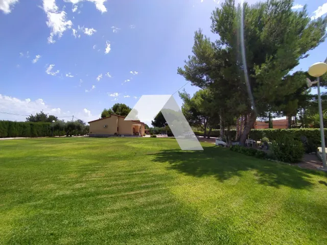 Chalet en venta — 23