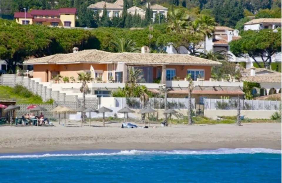 villa independiente 1º linea de playa cabopino