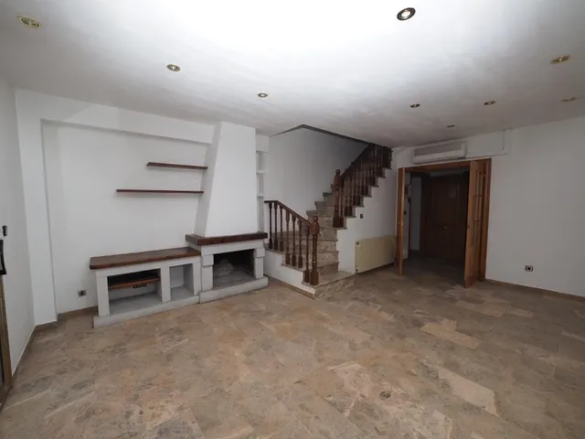 SE VENDE CASA ADOSADA EN RUBI, ZONA MERCAT — 2