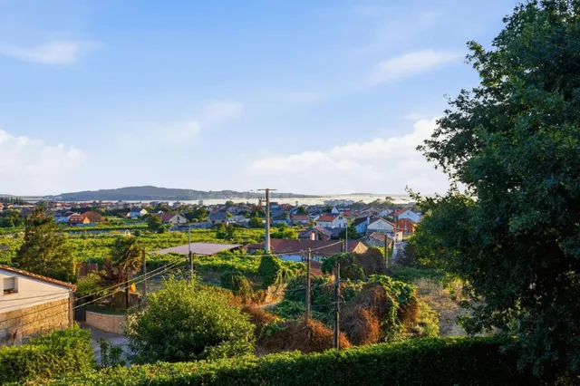 UNA JOYA EN PIEDRA GALLEGA EN EL CORAZÓN DE LAS RÍAS BAIXAS. 407 m2 construidos | Parcela: 1.626 m2 | Dormitorios: 4 | Baños: 3 — 53