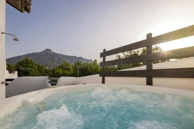 Chalet adosado en la Milla de Oro de Marbella — panorámica de La Concha — 2