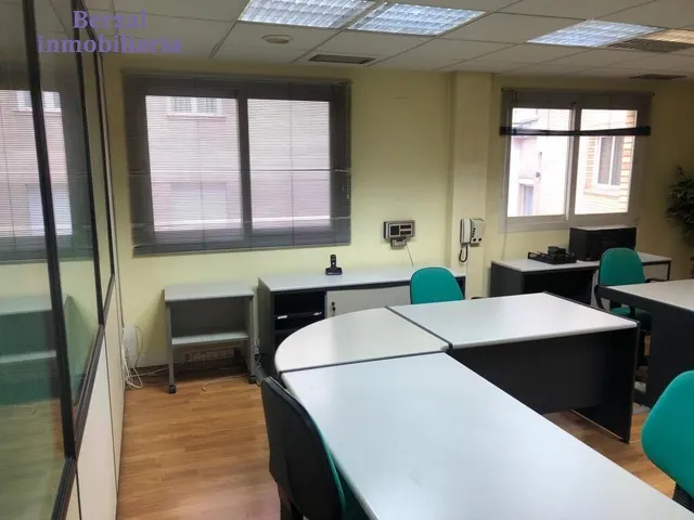 Oficina en el centro, edificio de oficinas, con trastero. MONTADA — 12