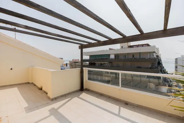 Amplio y céntrico ático con terraza y vistas al mar en Fuengirola — 4