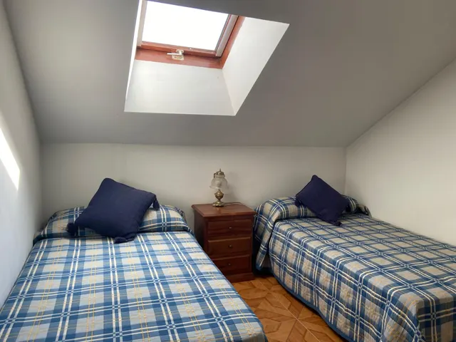 SE VENDE DÚPLEX AMUEBLADO. COCINA, SALÓN, 3 HAB., 2 BAÑOS, TRASTERO Y PLAZA DE GARAJE. — 15