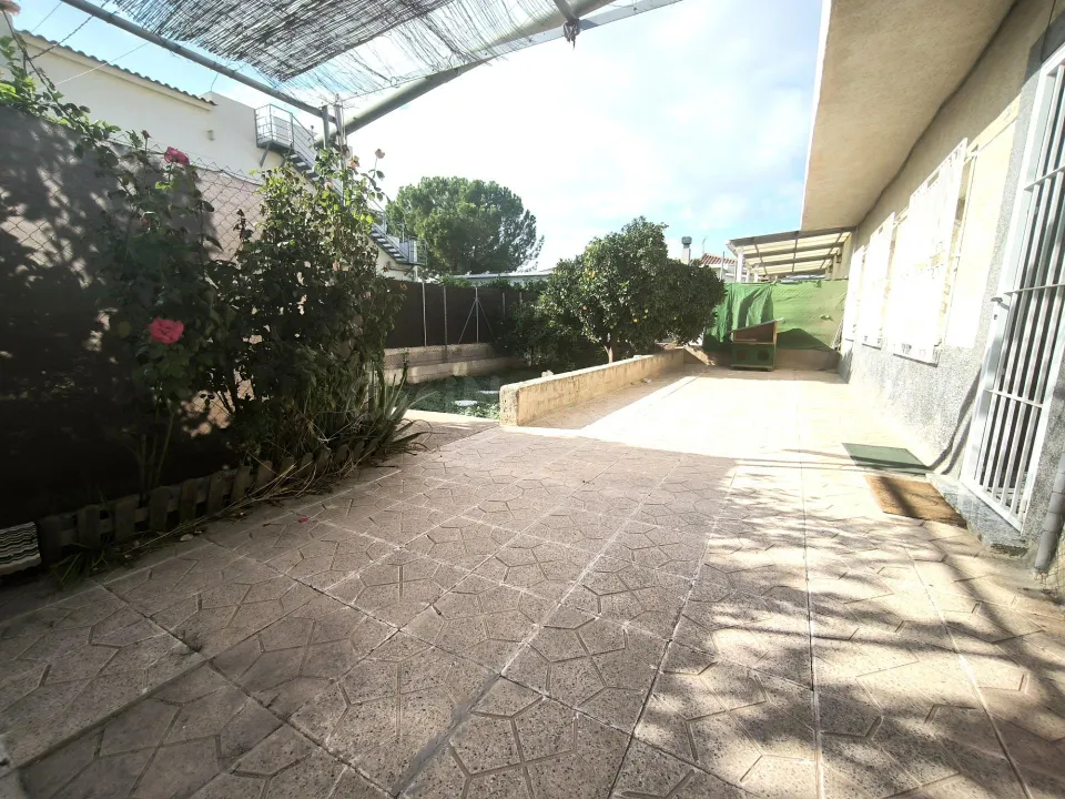 Se vende casa con terreno en zarandona
