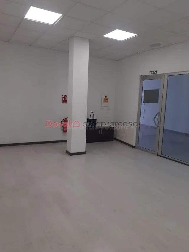 ALQUILER BAJO ACONDICIONADO CON GRAN ESCAPARATE — 6