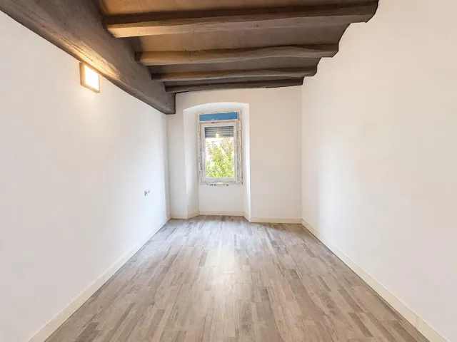 Amplio piso de 6 habitaciones en el centro histórico de Manresa — 9