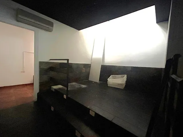 LOCAL COMERCIAL EN VENTA, AVDA. REINA VICTORIA EUGENIA — 19