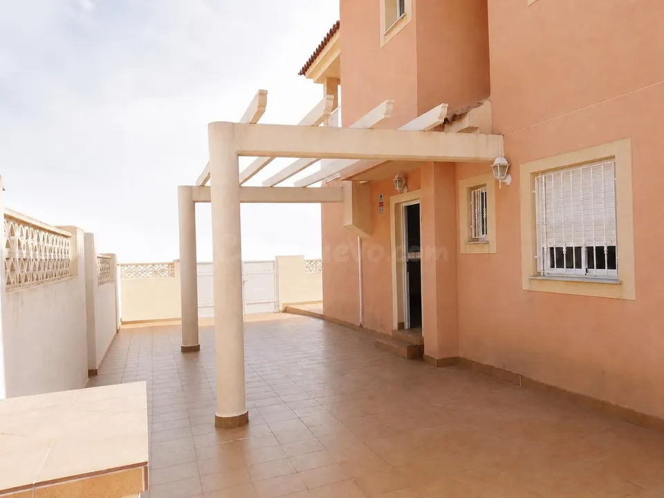 Dúplex en alquiler todo el año en El Alcolar – 3 dormitorios y gran patio exterior | 1.100 €/mes