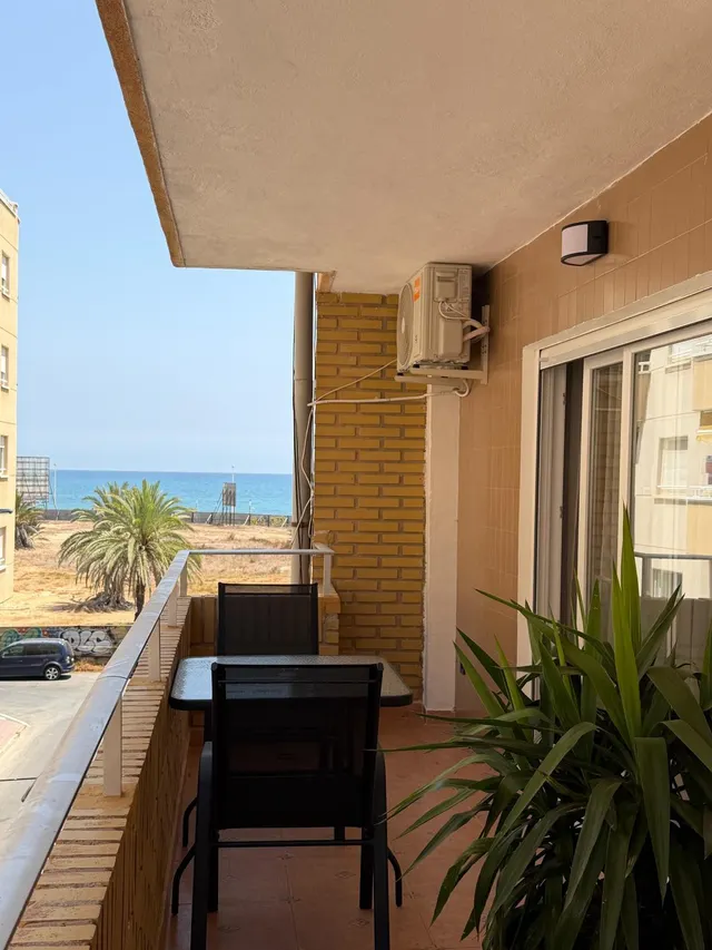 Apartamento reformado con terraza, Alicante, Torrevieja. 3 habitaciones | 110 m2 | A 400 metros del mar — 2