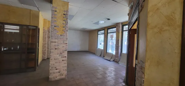 SE VENDE LOCAL COMERCIAL A 2 CALLES, CHAFLÁN EN ARQUITECTO VANDELVIRA. CON MULTITUD DE POSIBILIDADES — 16