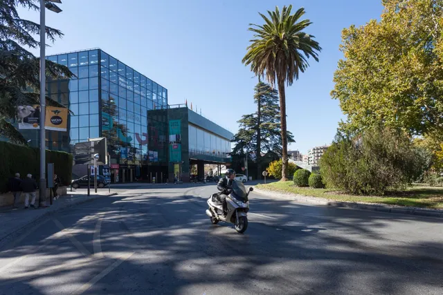 Local comercial en venta en calle agustina de aragón — 28