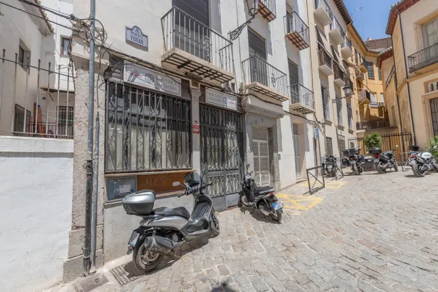 Se alquila local en una ubicación privilegiada en el corazón de Granada — 30