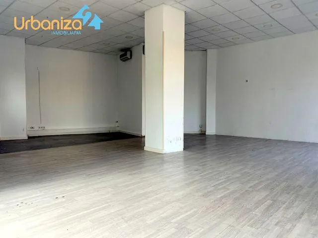LOCAL BIEN ACONDICINADO  CON GRANDES ESCAPARATES DE ESQUINA — 10