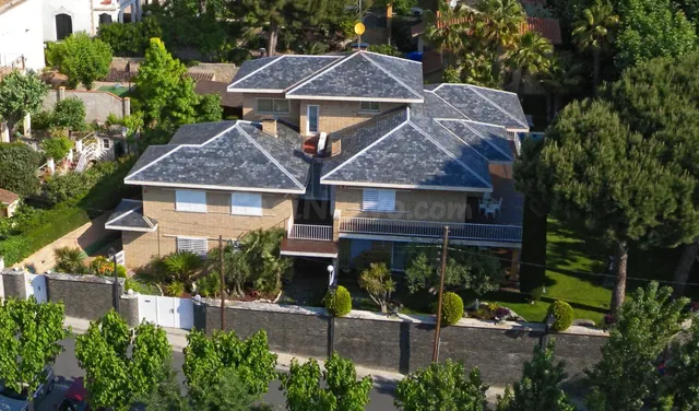 Villa de Lujo con Piscina Privada y Estilo Inglés, muy cerca