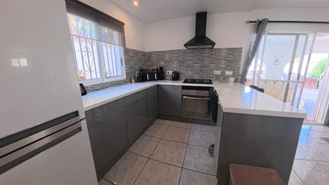 Chalet independiente de 4 habitaciones con piscina divida en dos plantas individuales — 29