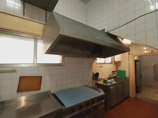 OPORTUNIDAD · LOCAL DE HOSTELERÍA LUMINOSO Y CON SALIDA DE GASES EN VIGO — 17