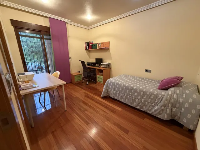 Chalet independiente con 400 m2 construidos, gran parcela y garaje — 28
