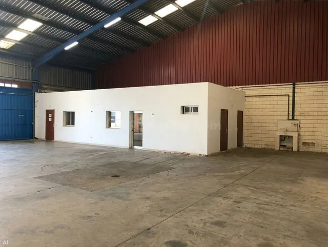 Amplia Nave Industrial de 540 m2 con Despachos y Portón para - foto 4