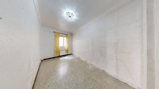 Piso de 65m2. Distribuido en tres dormitorios, salón con terraza, cocina con galería y baño — 30