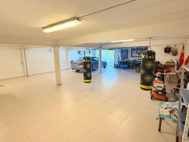 VENTA EN PLENO DOMINIO · Gran chalet de 545 m2 con placas solares y parcela privada de 3.000 m2 · Boadilla del Monte — 38