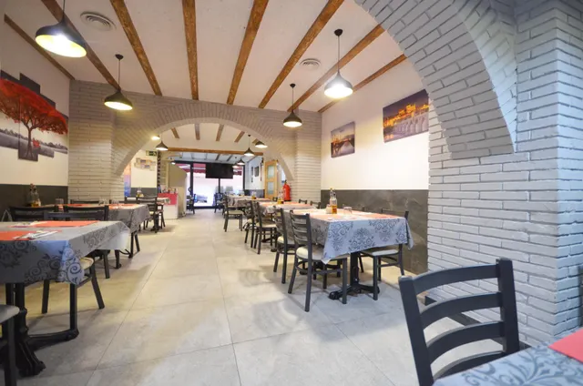 Negocio de restaurante-bar en funcionamiento en local esquinero de 402 m2 — 36