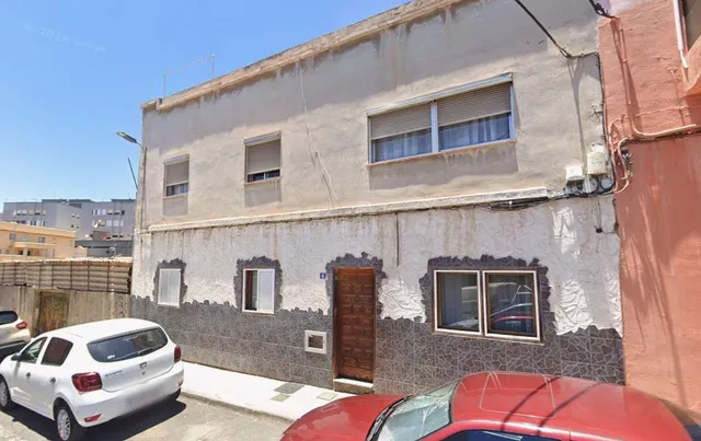 SE VENDE CASA ADOSADA OKUPADA SITUADA EN Calle Angeles Nº 6 