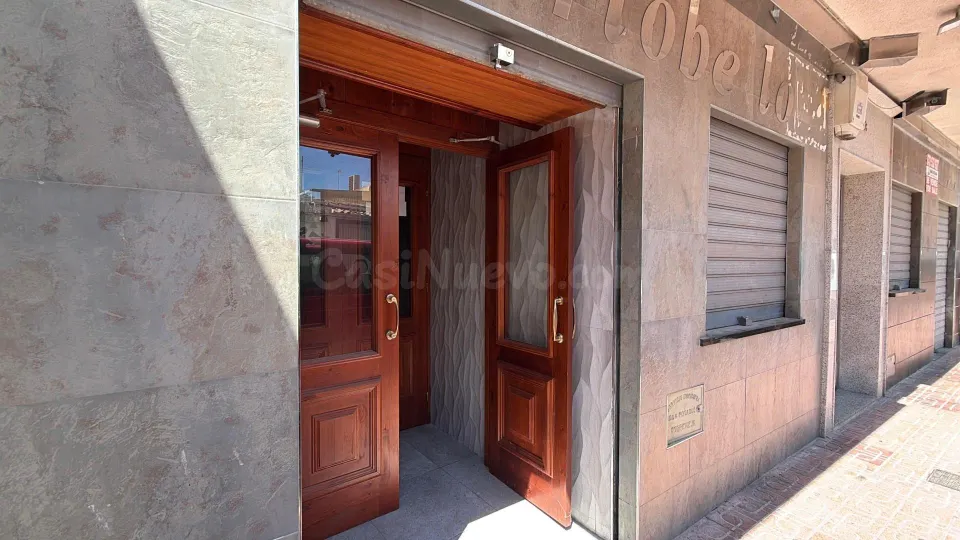VENTA de DOS LOCALES en ZONA PREMIUM de OCIO  + vivienda de tres dormitorios  ZONA CENTRO PASEO MARITIMO