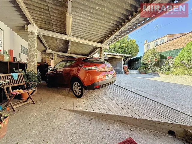 CASA EN VENTA EN RIANXO CON PATIO Y HORREO — 28