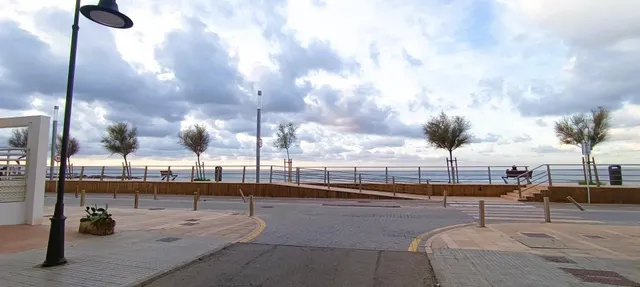 Piso luminoso junto a la playa con terraza y vistas parciales al mar en la gruta — 2