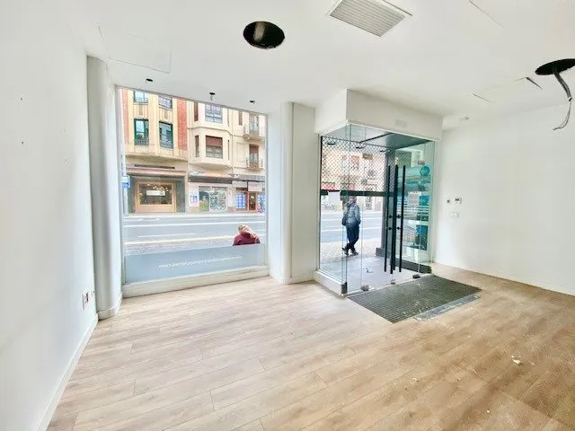 Se alquila local en Avda. Zaragoza, junto a Plaza Príncipe de Viana — 2